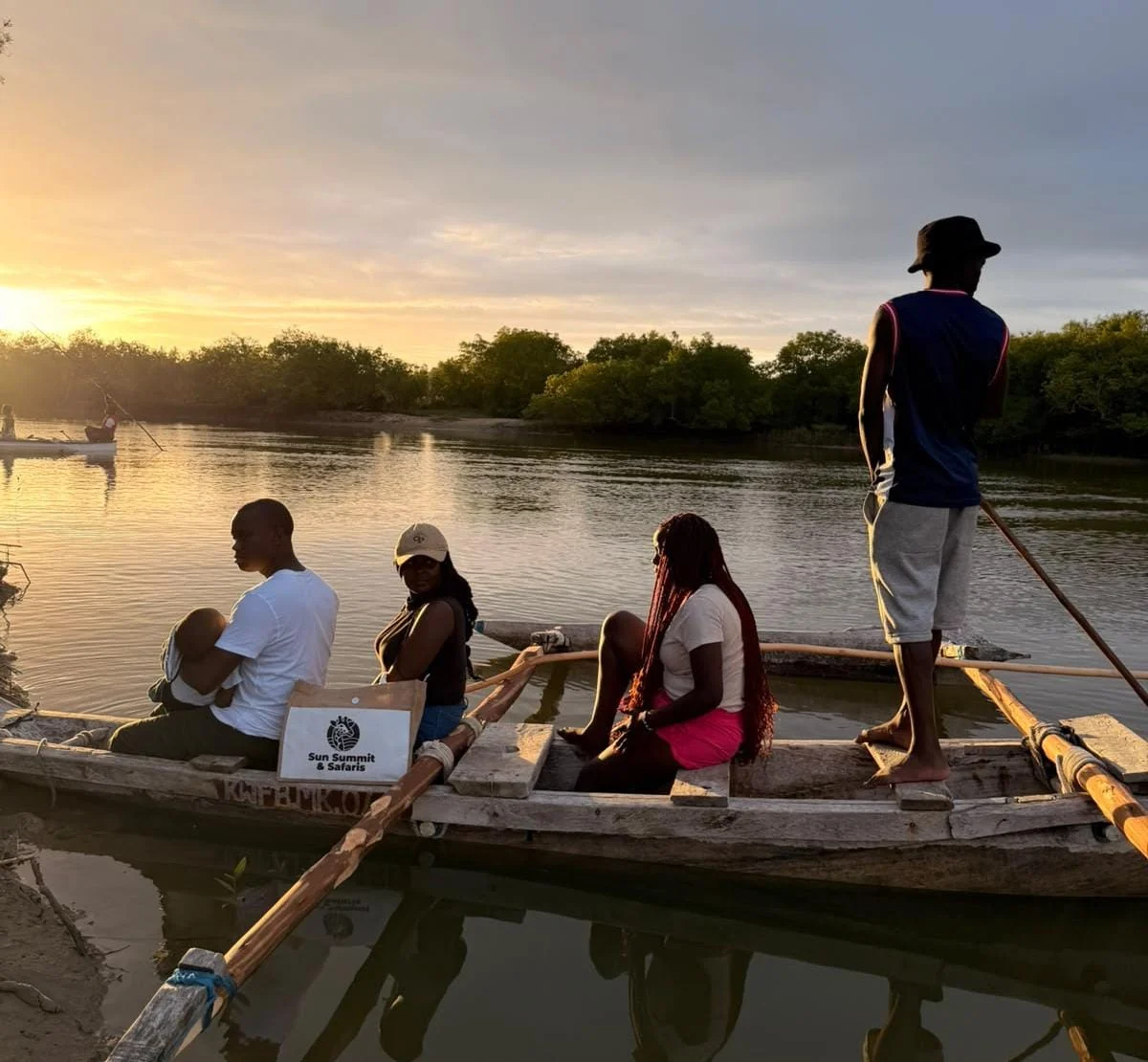 Canoe travelling along the Kongo River near Diani through mangrove-lined waterways.
